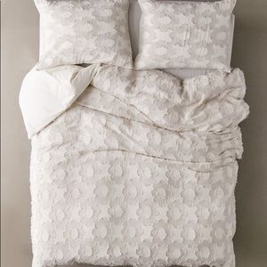 Urban Outfitters clipped daisy duvet cover + shams